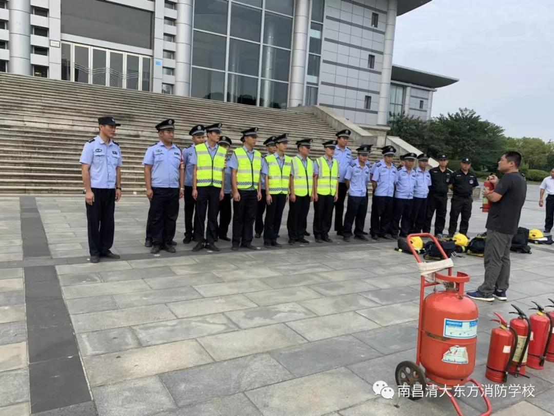 南昌清大东方消防培训学校在市政府行政中心开展消防培训演练